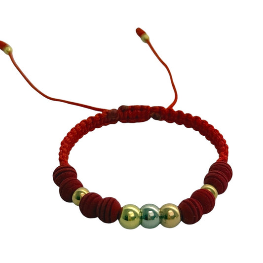 Pulsera en hilo rojo con balines de oro laminado 18k y detalles en neopreno.